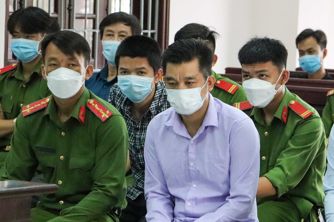 Vụ lừa hơn 800 người: Tổng giám đốc bị đề nghị án tù chung thân - 1 Vụ lừa hơn 800 người: Tổng giám đốc bị đề nghị án tù chung thân - 1