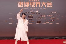 140 triệu người sốc vì con trai ông trùm mặc gợi cảm, tô son trên thảm đỏ