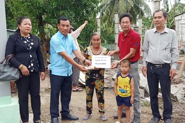 Hai bà cháu ở nhà bé như bao diêm tiếp tục được bạn đọc giúp đỡ