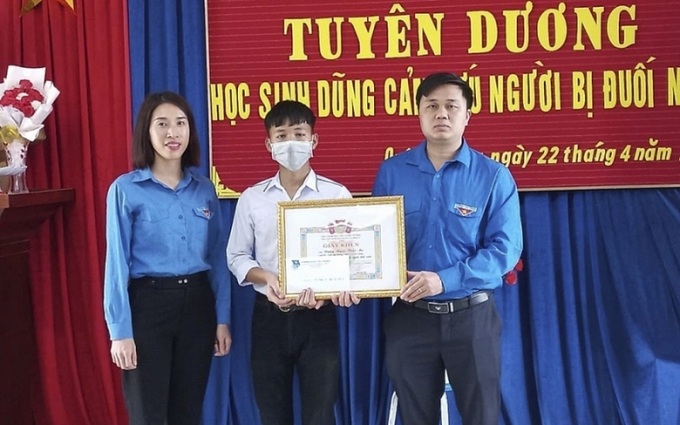 Em Đặng Ngọc Thái An (áo trắng) nhận Giấy khen của huyện đoàn Quỳnh Lưu.