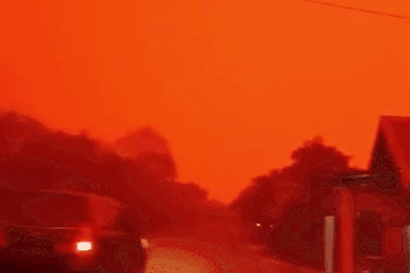 Bầu trời "đỏ rực như máu" giữa ban ngày