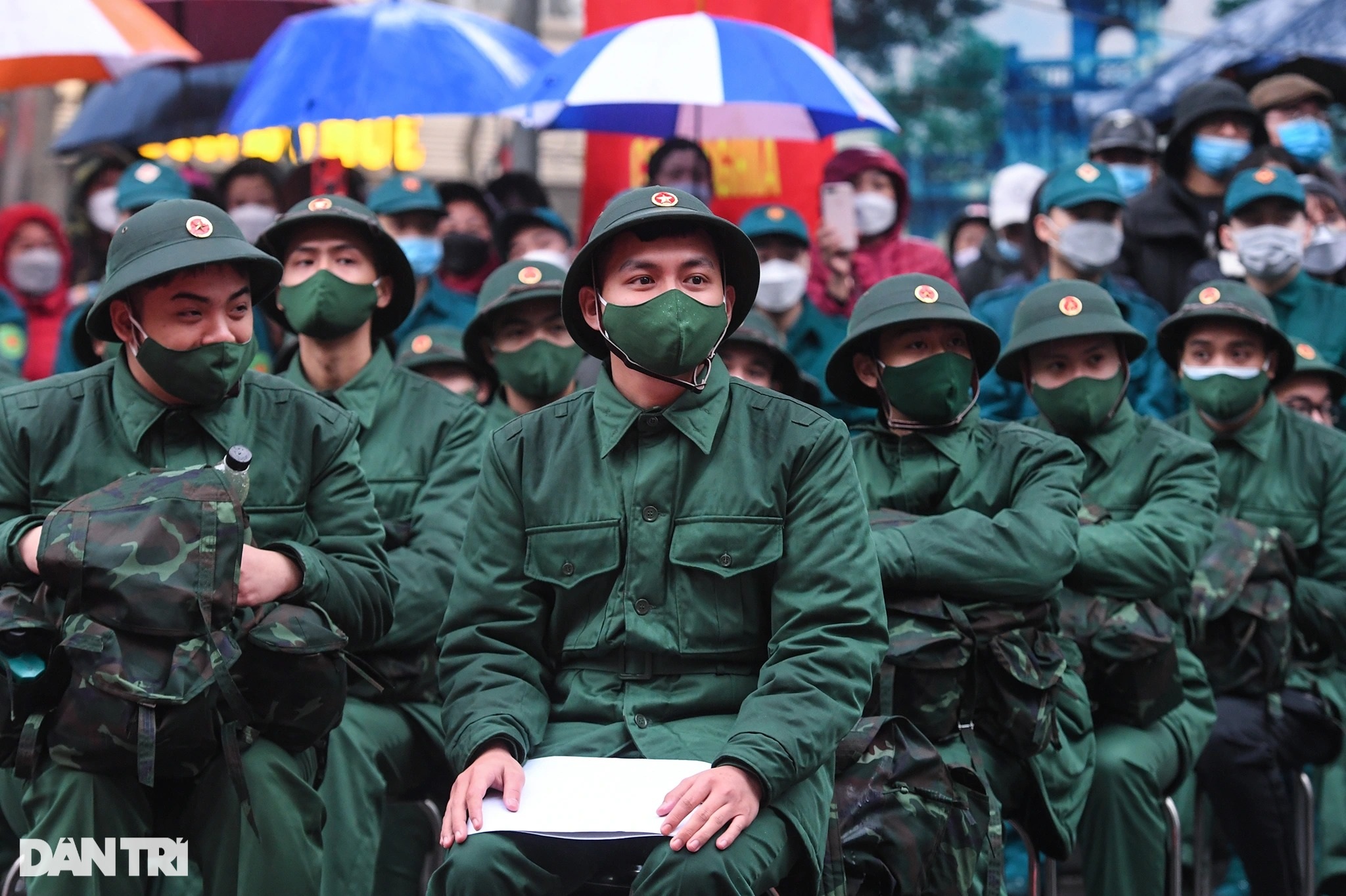 Xúc động hình ảnh người thân tiễn thanh niên Thủ đô lên đường nhập ngũ - 1 Xúc động hình ảnh người thân tiễn thanh niên Thủ đô lên đường nhập ngũ - 1