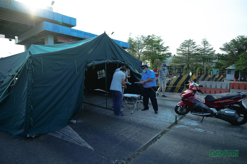 Một ngày ở trạm kiểm dịch Covid-19 nơi cửa ngõ TPHCM - 1