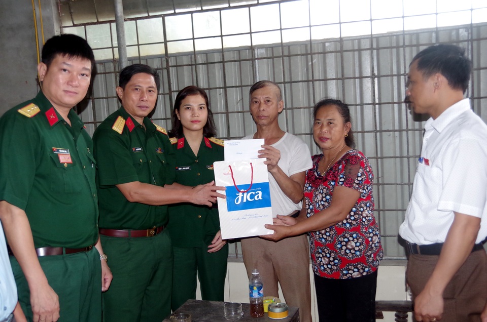 Bộ đội tặng quà cho các đối tượng chính sách, người có công với cách mạng - 2 Bộ đội tặng quà cho các đối tượng chính sách, người có công với cách mạng - 2