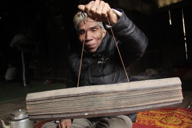 Quảng Bình: Bộ sách bằng lá cây hàng trăm năm tuổi của người Khùa