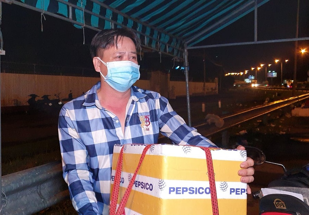 Từ Bình Dương về mấy trăm cây số, vợ ngay sau lưng mà không nói câu nào! - 3 Từ Bình Dương về mấy trăm cây số, vợ ngay sau lưng mà không nói câu nào! - 3