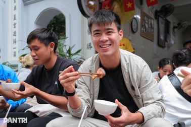 Quán ngan cháy tỏi ở Hà Nội ra đời từ lần bán ế, khách xếp hàng kín đường