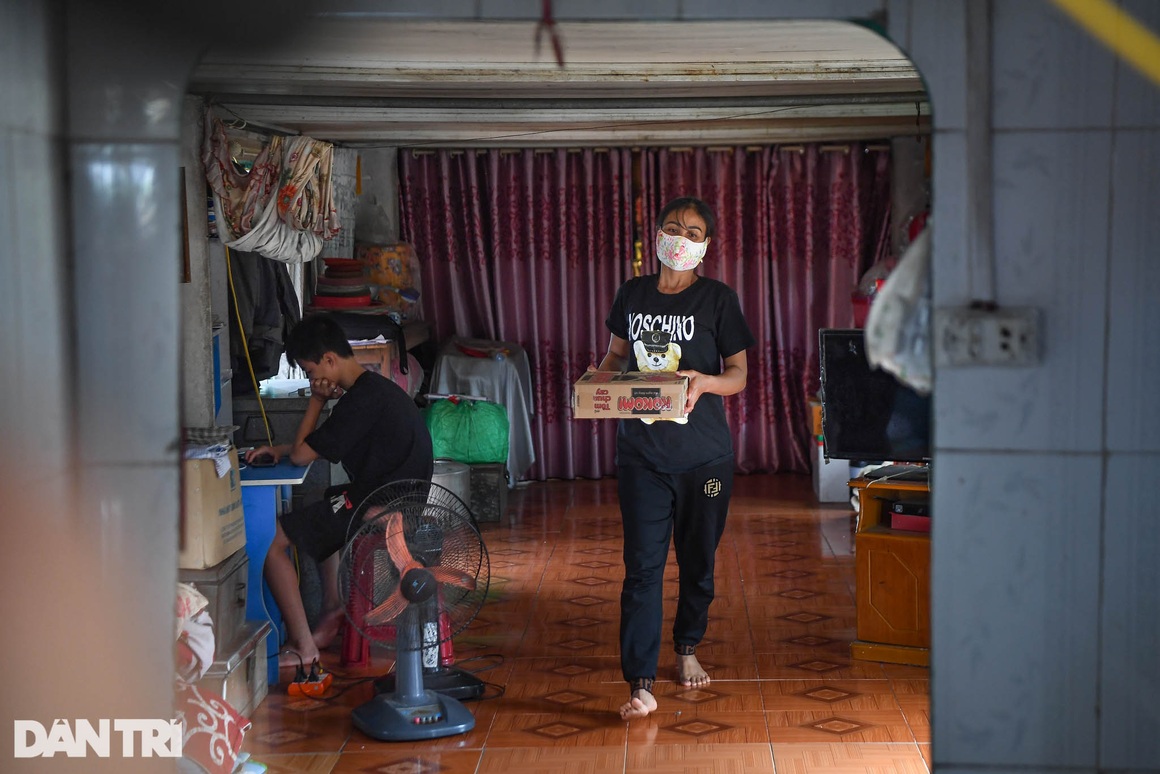 Chạy xuồng hơi dọc sông Hồng trao quà tới tận tay người dân nghèo làng chài - 11 Chạy xuồng hơi dọc sông Hồng trao quà tới tận tay người dân nghèo làng chài - 11