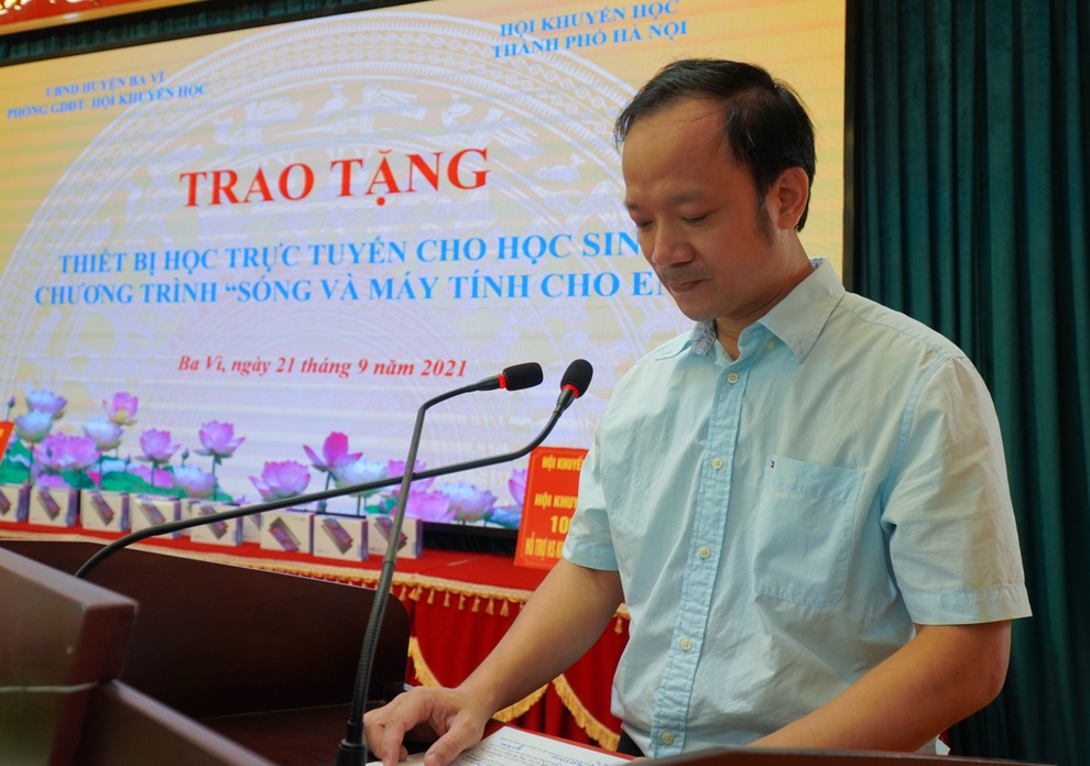Trao tặng 300 triệu đồng giúp học sinh nghèo bị ảnh hưởng bởi dịch Covid-19 - 4 Trao tặng 300 triệu đồng giúp học sinh nghèo bị ảnh hưởng bởi dịch Covid-19 - 4