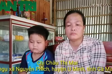 Trao tiền bạn đọc Dân trí đến gia đình chị Châu Thị Mai.