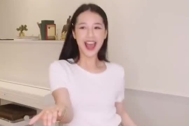 Ca sĩ Amee là người khởi xướng trend "tình bạn"