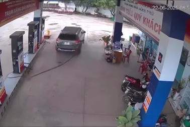 Nữ tài xế kéo đứt vòi bơm cây xăng sau khi đổ nhiên liệu