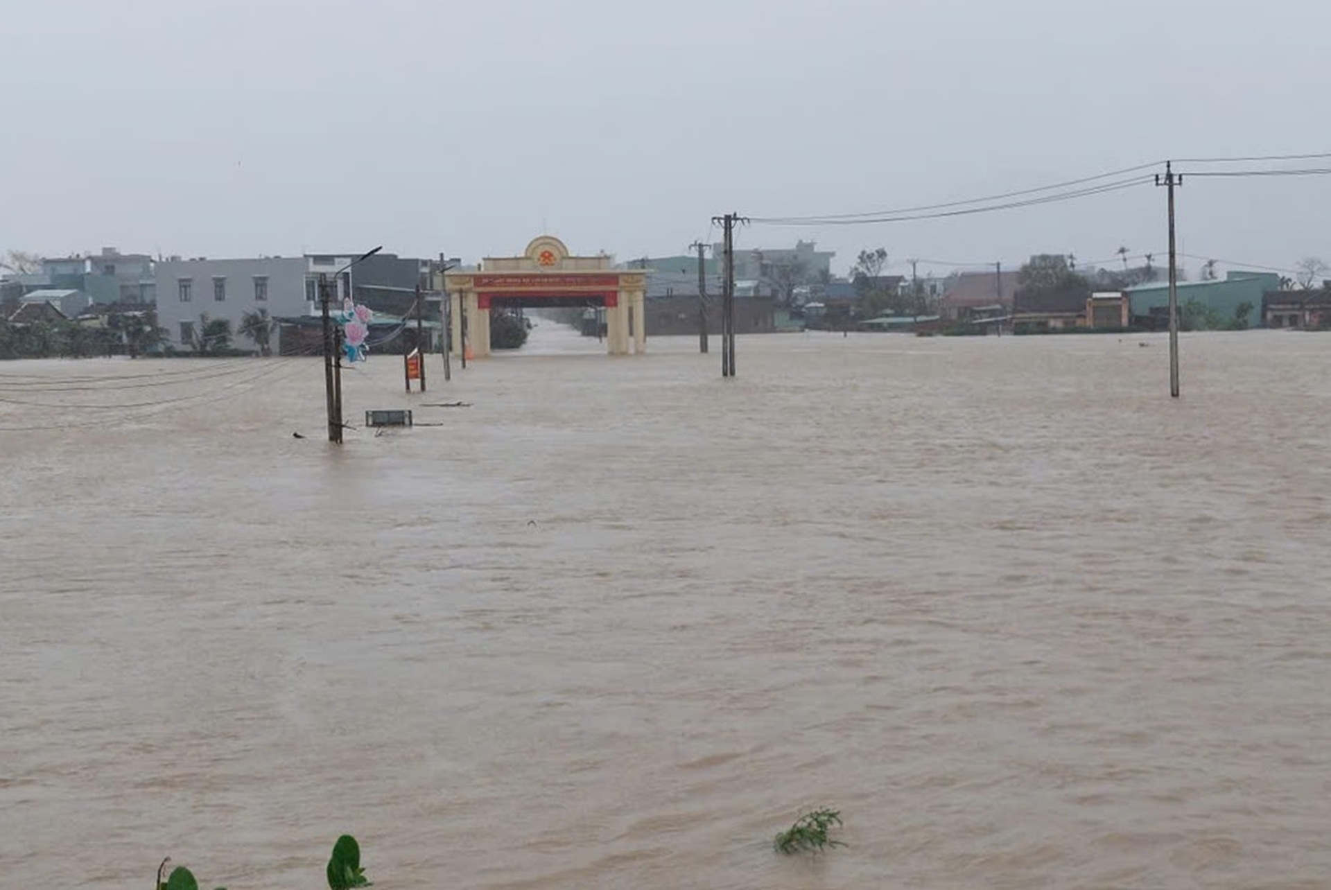 Nước ngập gần tới nóc nhà, người dân Gia Lai kêu cứu - 1