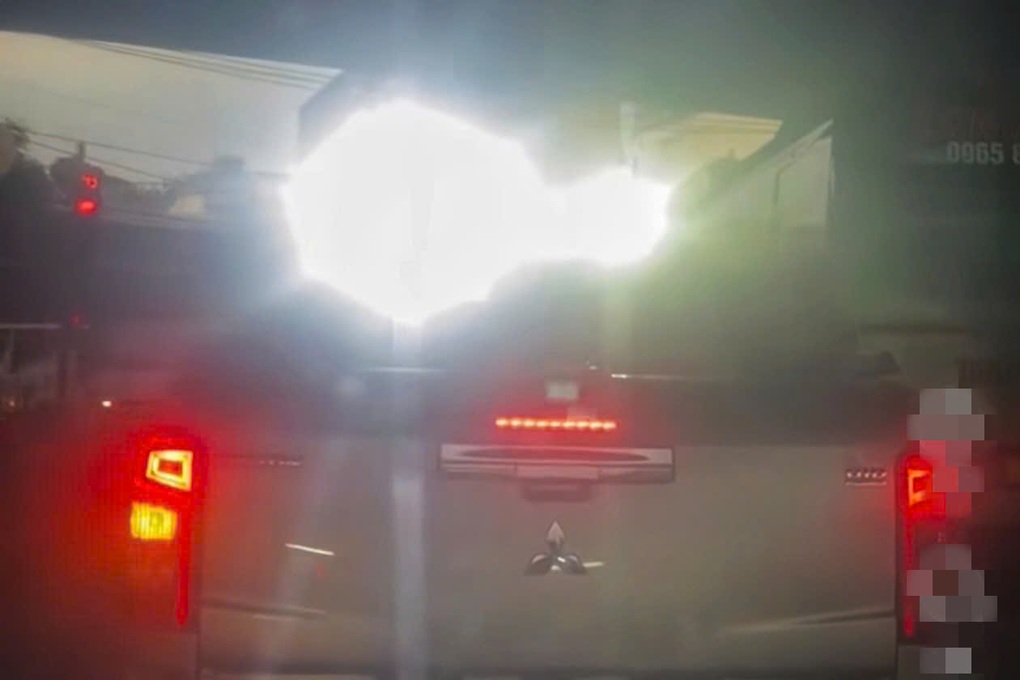 Xử phạt tài xế ô tô độ đèn trên nóc xe ở TPHCM - 2