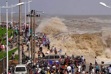 Biển người đổ xô xem thủy triều lớn nhất thế giới