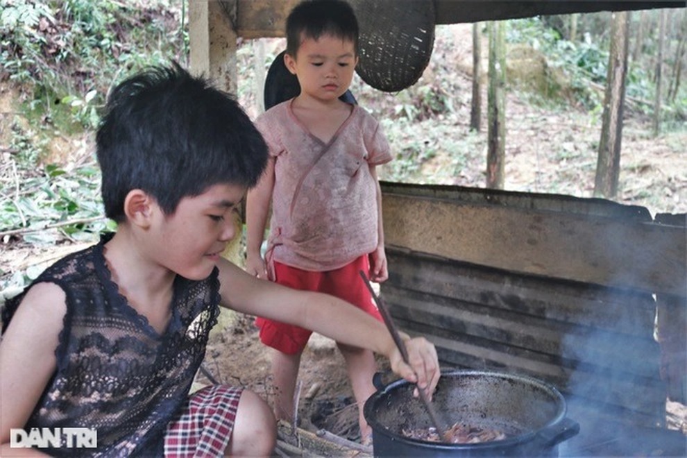 Hơn 140 triệu đồng đến với 2 đứa trẻ nơi bìa rừng mong đủ cơm ăn - 1 Hơn 140 triệu đồng đến với 2 đứa trẻ nơi bìa rừng mong đủ cơm ăn - 1