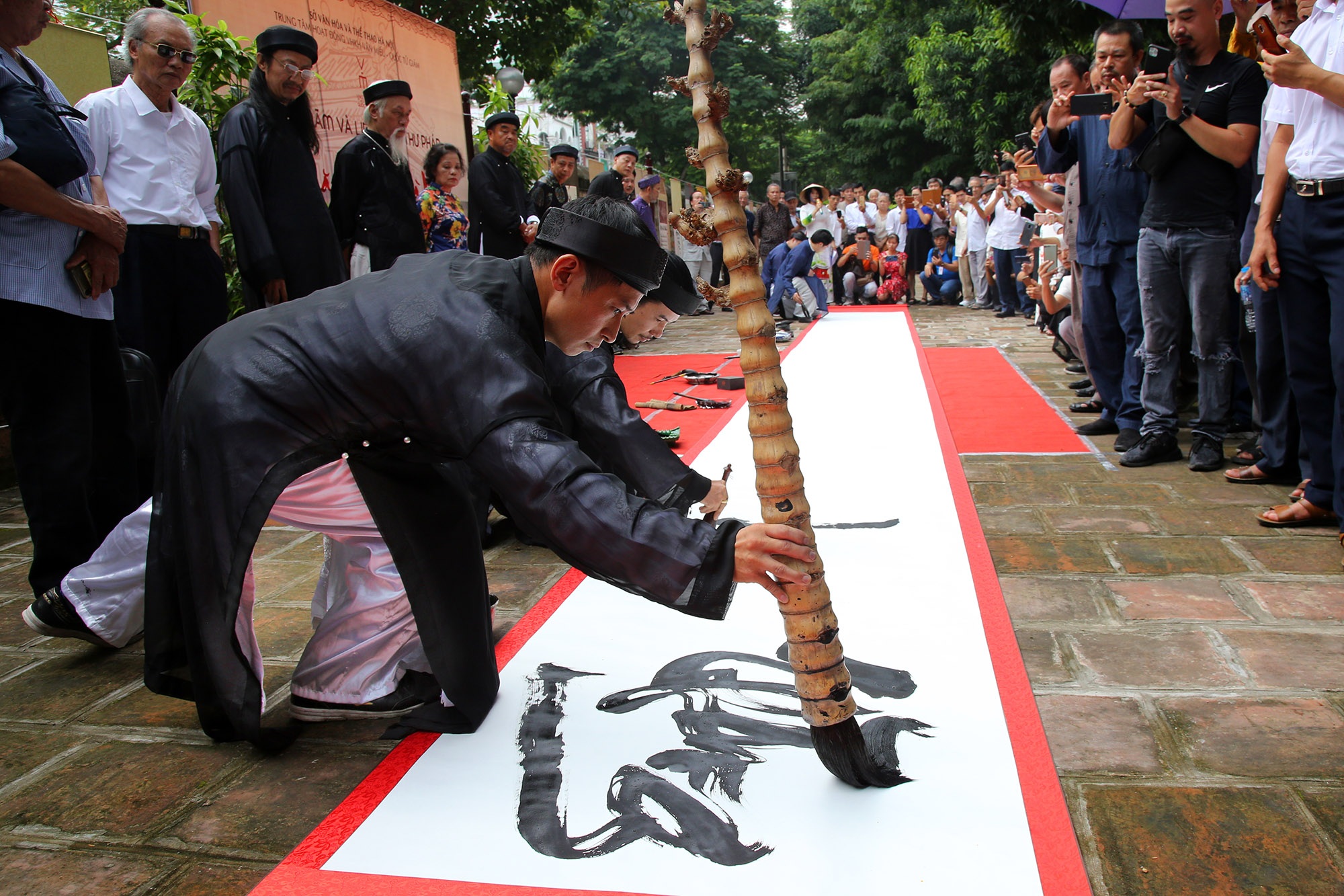 12 thư pháp gia dùng bút khổng lồ viết bức thư pháp dài 12 mét - 8 12 thư pháp gia dùng bút khổng lồ viết bức thư pháp dài 12 mét - 8
