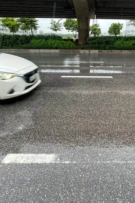 Vạch kẻ làn đường bị mờ nhìn như "ma trận", nhiều lái xe lo bị phạt oan