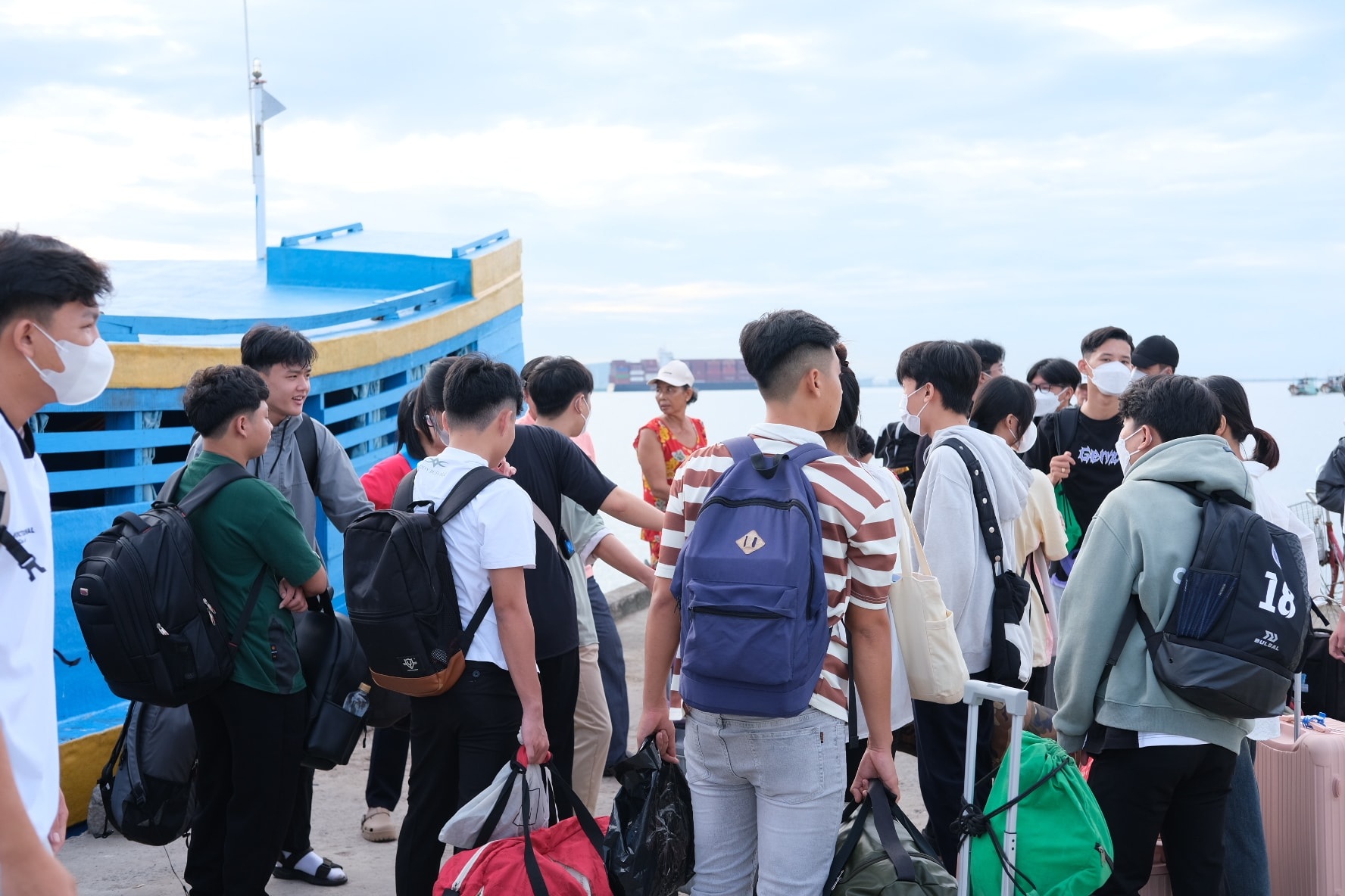 24 учні в Хошиміні перетинають море, щоб скласти випускний іспит у 2024 році - 2 24 học sinh ở TPHCM vượt biển đi thi tốt nghiệp THPT 2024 - 2