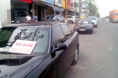 Chuyện lạ Đà Nẵng: Ôtô xếp dài cây số bán rao vỉa hè