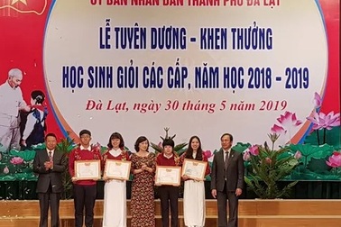 Đà Lạt khen thưởng 4 học sinh đạt giải tại cuộc thi Olympic Vật lý Pháp