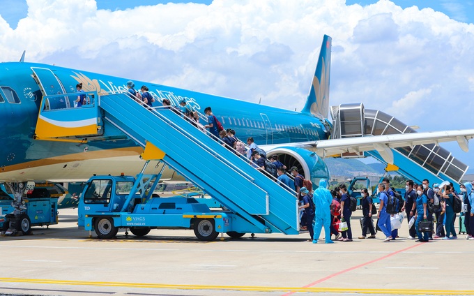 Vietnam Airlines tiếp tục đưa lực lượng y tế miền Trung vào Nam chống dịch - Ảnh 4.