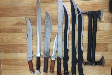 Bắt đối tượng bán ma túy "găm" nhiều hung khí nguy hiểm trong nhà