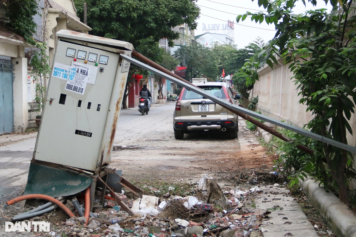 Cận cảnh hàng chục bốt điện chống nạng, nằm giữa đường... chờ giải cứu - 2 Cận cảnh hàng chục bốt điện chống nạng, nằm giữa đường... chờ giải cứu - 2