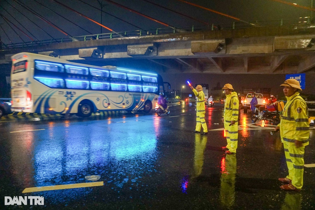 Tài xế bất lực để xe chìm trong nước trên đường phố Đà Nẵng - 4 Tài xế bất lực để xe chìm trong nước trên đường phố Đà Nẵng - 4