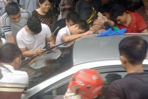 Thót tim giải cứu bé trai bị bố bỏ quên trong ô tô ở Quảng Ninh