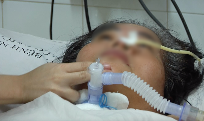 Anh trai 2 bệnh nhân ngộ độc nặng, điều trị tại BV Bệnh Nhiệt đới TP.HCM cũng sụp mi sau khi ăn Pate Minh Chay - Ảnh 2. Anh trai 2 bệnh nhân ngộ độc nặng, điều trị tại BV Bệnh Nhiệt đới TP.HCM cũng sụp mi sau khi ăn Pate Minh Chay - Ảnh 2.