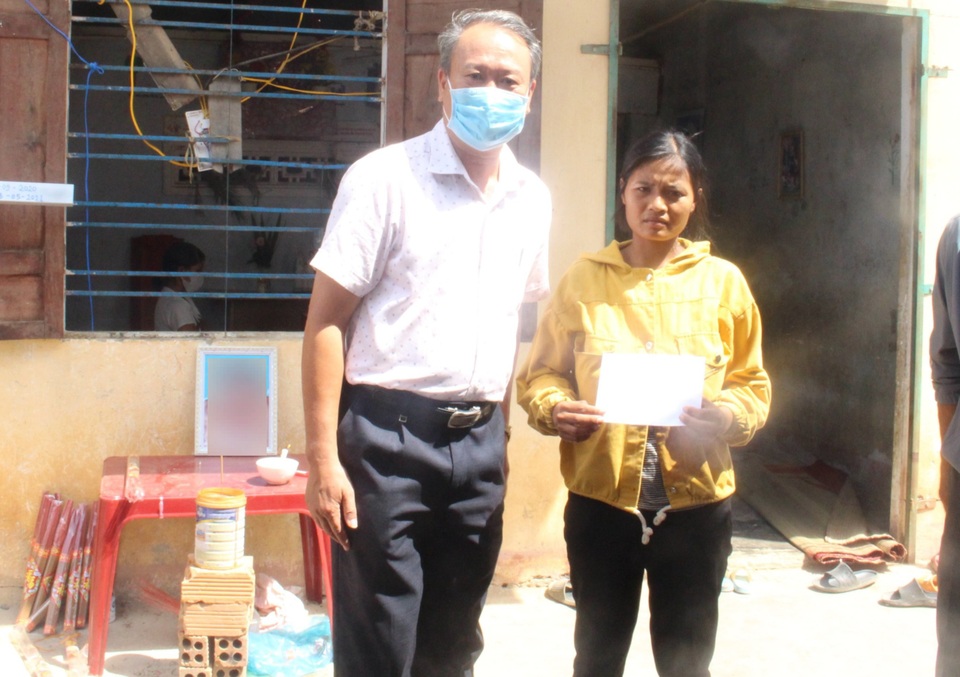 Thăm hỏi, động viên gia đình 4 cháu nhỏ thương vong do sập tường gạch - 1 Thăm hỏi, động viên gia đình 4 cháu nhỏ thương vong do sập tường gạch - 1