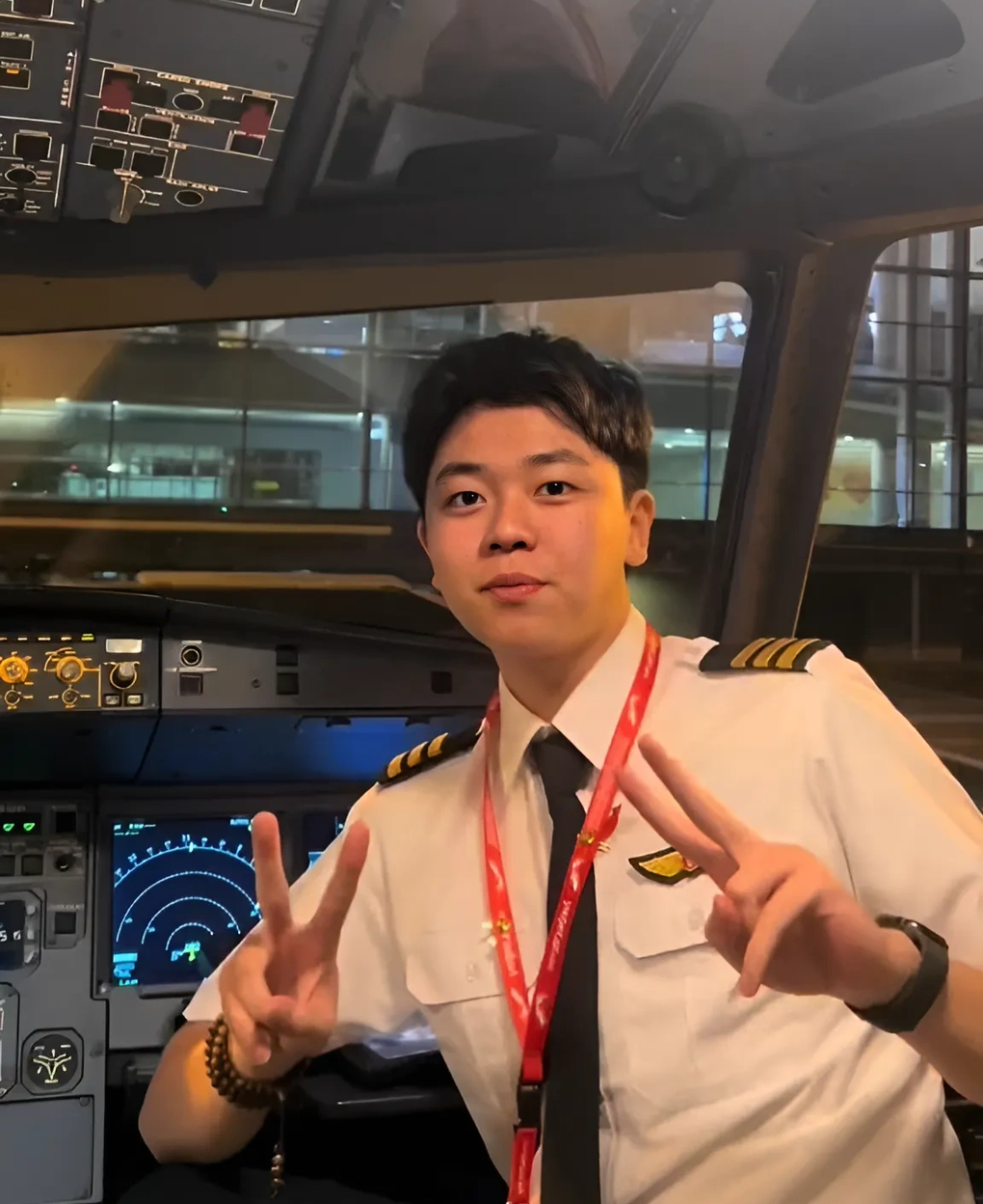 Chàng cơ phó 23 tuổi gây thương nhớ với vẻ điển trai, dễ thương - 1 Chàng cơ phó 23 tuổi gây thương nhớ với vẻ điển trai, dễ thương - 1