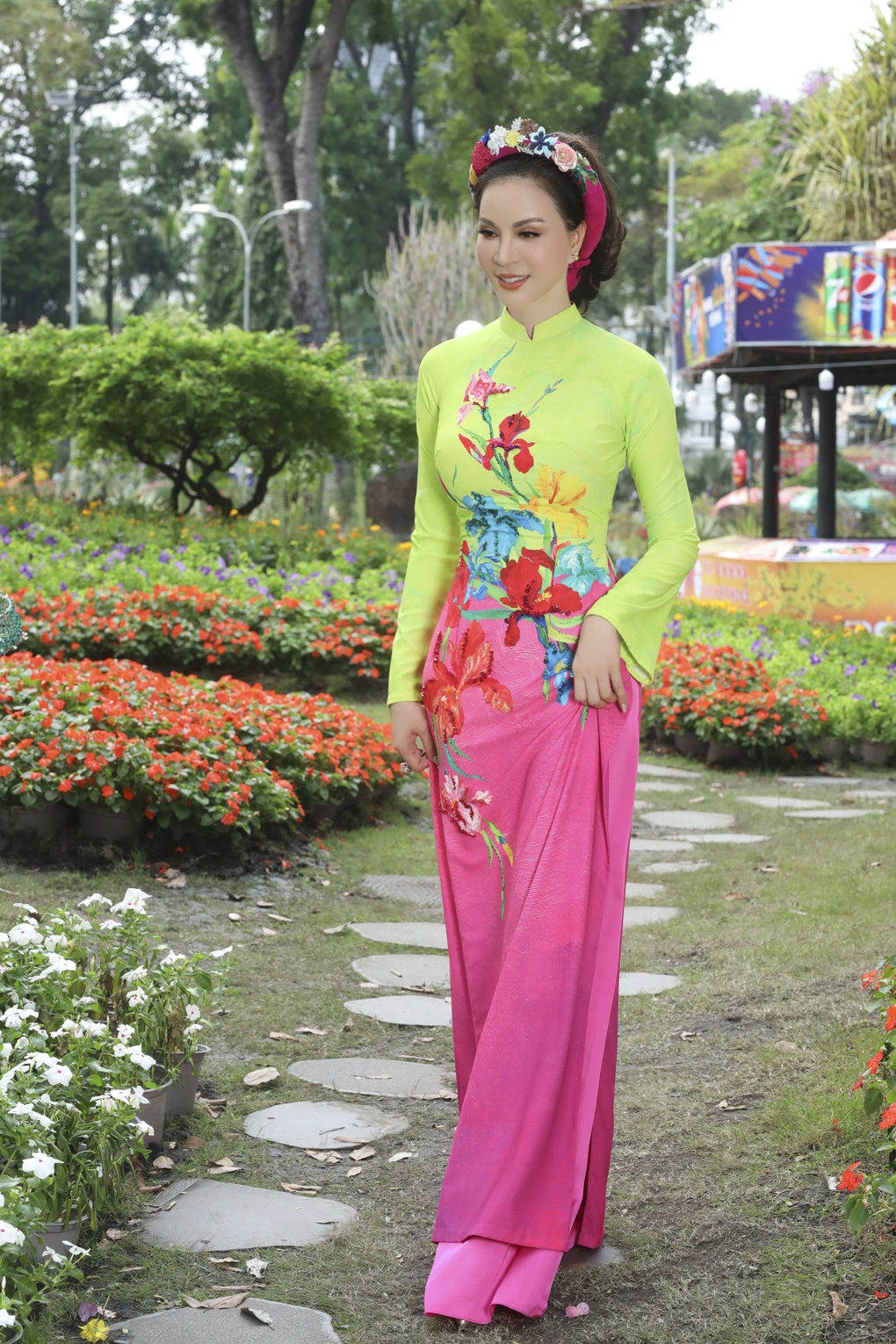 MC Thanh Mai xúng xính áo dài dạo phố xuân - 2 MC Thanh Mai xúng xính áo dài dạo phố xuân - 2