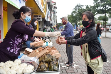 300 chiếc bánh ấm nóng trao tặng người nghèo trong ngày Hà Nội trở lạnh