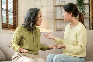 Mới sống chung, mẹ chồng có hành động lạ khiến tôi sợ hãi bỏ về nhà mẹ đẻ