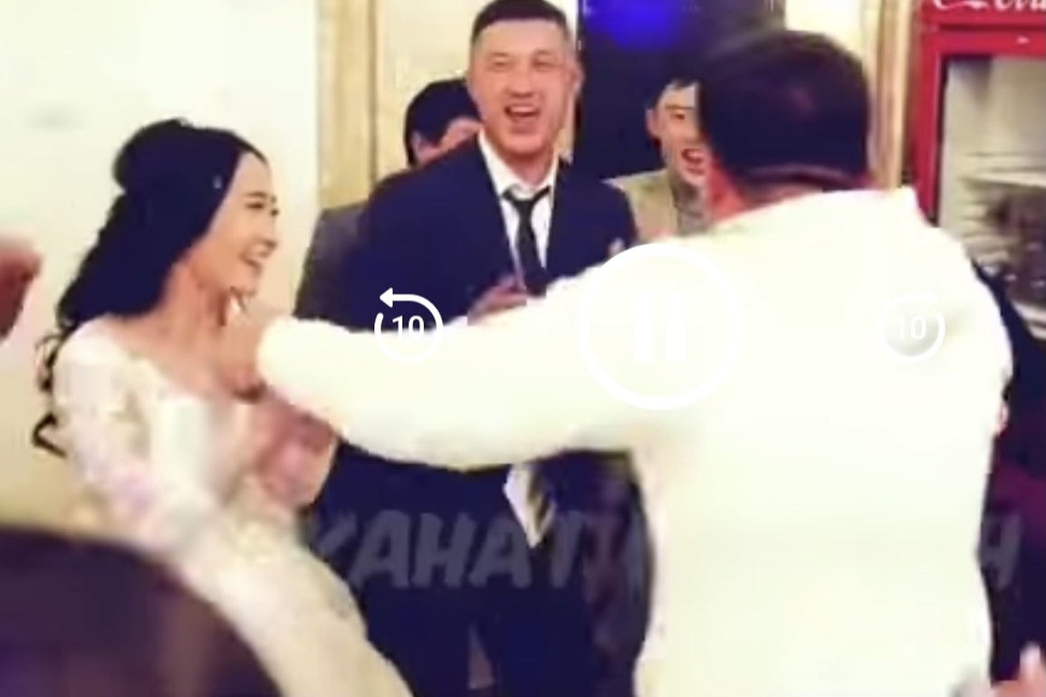Xôn xao clip cô dâu lao vào hôn MC khi thấy chú rể ôm người yêu cũ khiêu vũ - 4 Xôn xao clip cô dâu lao vào hôn MC khi thấy chú rể ôm người yêu cũ khiêu vũ - 4