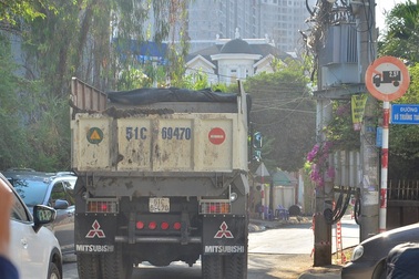 Những chiếc xe "lặc lè" vô tư vào đường cấm, phá nát đường dân sinh