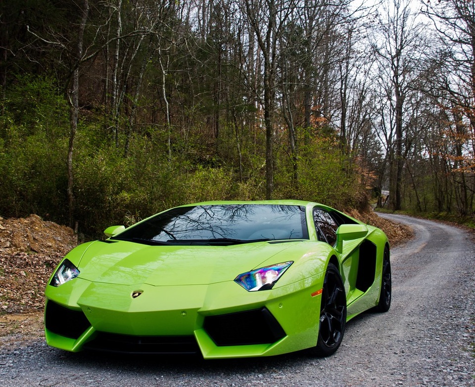 Xe ba gác làm móp đầu siêu xe Lamborghini và cái kết đầy tình người - 1 Xe ba gác làm móp đầu siêu xe Lamborghini và cái kết đầy tình người - 1