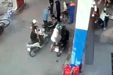 Tài xế đạp nhầm chân ga, xế hộp đâm tung cột bơm xăng