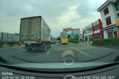 Lạng lách vượt ẩu, xe khách lao vào đuôi xe tải, rụng gương