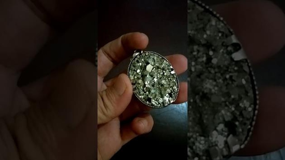 Hòn đá giá trăm tỷ đồng/gam, không chứa vàng hay kim cương lại xấu xí khó tả - 2 Hòn đá giá trăm tỷ đồng/gam, không chứa vàng hay kim cương lại xấu xí khó tả - 2