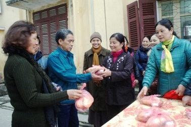 Nấu cháo nóng, mua bánh mì cho bệnh nhân nghèo