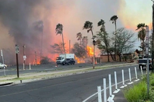 Cháy rừng như "ngày tận thế" ở Hawaii, một thị trấn bị thiêu rụi
