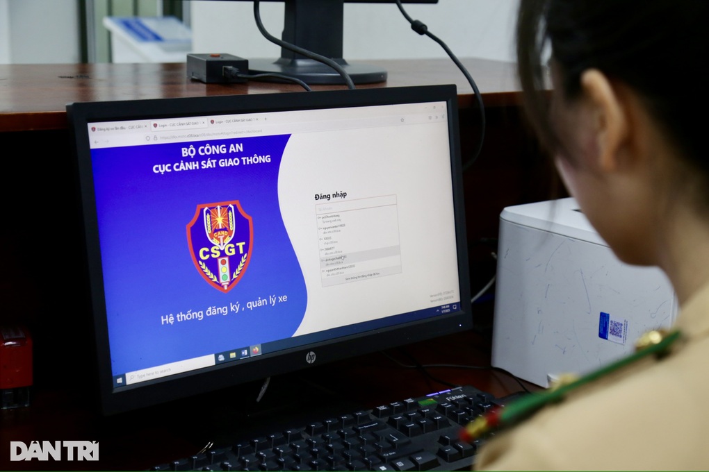 Ngày đầu vận hành chính quyền 2 cấp, người dân thuận lợi khi đi đăng ký xe - 3 Ngày đầu vận hành chính quyền 2 cấp, người dân thuận lợi khi đi đăng ký xe - 3