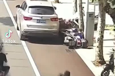 Không cài phanh tay, ô tô trôi tự do gây tai nạn cho loạt người đi đường