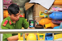 Phát hiện gần 80 bình khí cười đang trên đường tiêu thụ