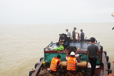 Huy động flycam tìm kiếm 2 thuyền viên vụ chìm tàu chở than