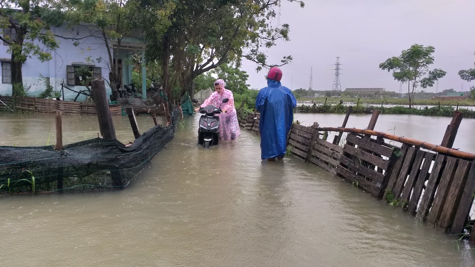 Cận cảnh nước lũ dâng cao ngang ngực ở nhiều tỉnh miền Trung - 2 Cận cảnh nước lũ dâng cao ngang ngực ở nhiều tỉnh miền Trung - 2