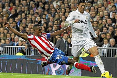 Cristiano Ronaldo dính chấn thương mắt cá chân